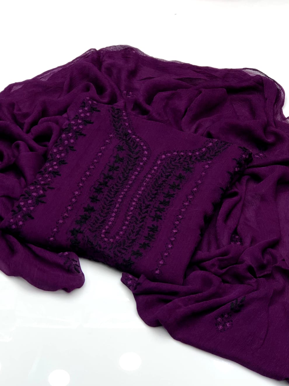 Handmade pakka makri tanka on soft shifoon 2pc suit full shirt jall with booti work dupatta...