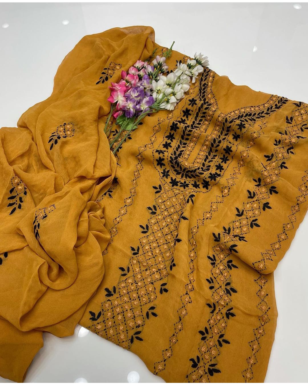 Handmade pakka makri tanka on soft shifoon 2pc suit full shirt jall with booti work dupatta...